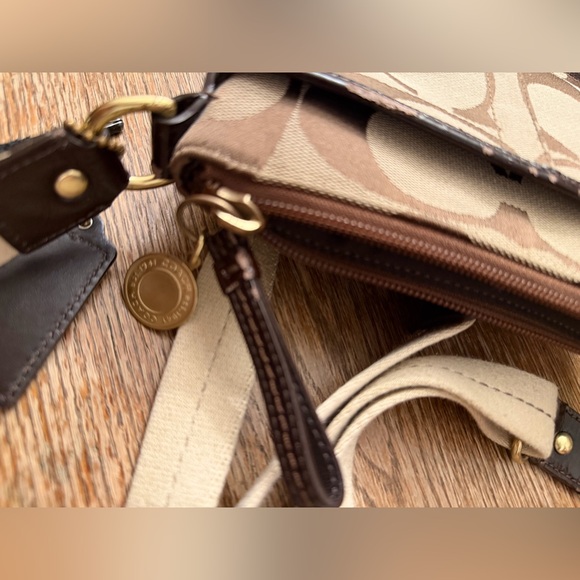 🤎 Coach Signature Swingpack Crossbody – Brown Monogram with Stripe - Picture 9 of 10